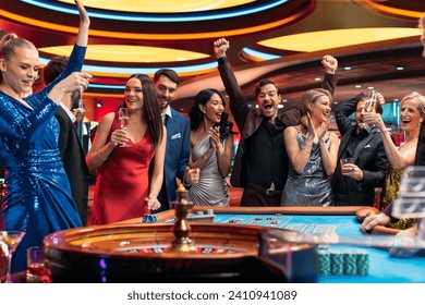 Mesa de Blackjack com cartas e fichas